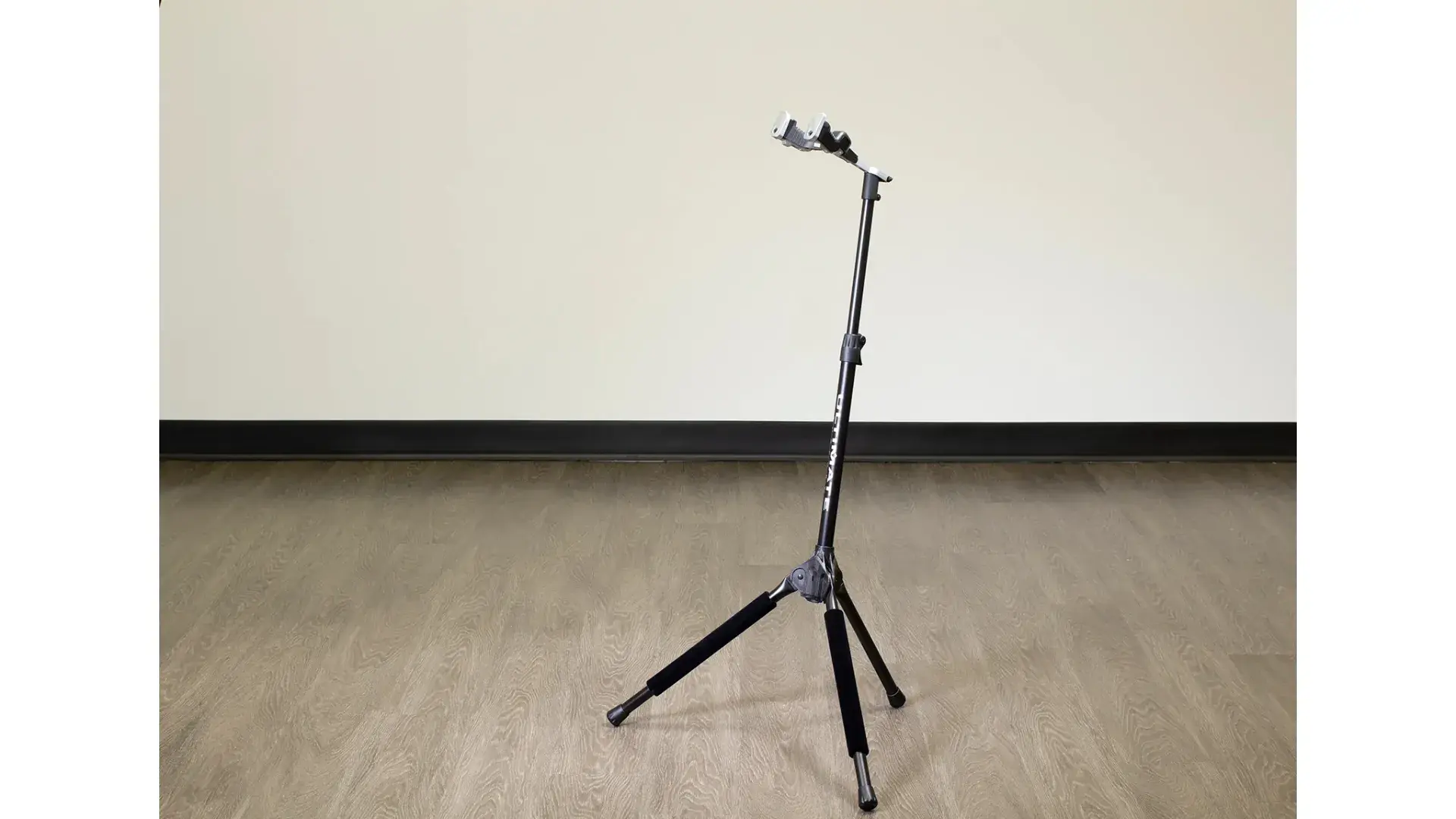 Gs 1000pro 01 Lggenesisseriesplusguitarstandswithoneclickpush Buttonlockinglegmechanism 3000x